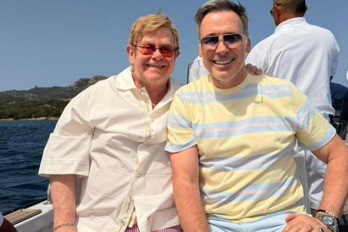 Déjeuners au large de Cannes, sorties en mer… Elton John partage les clichés des meilleurs moments de ses vacances sur la Côte d’Azur