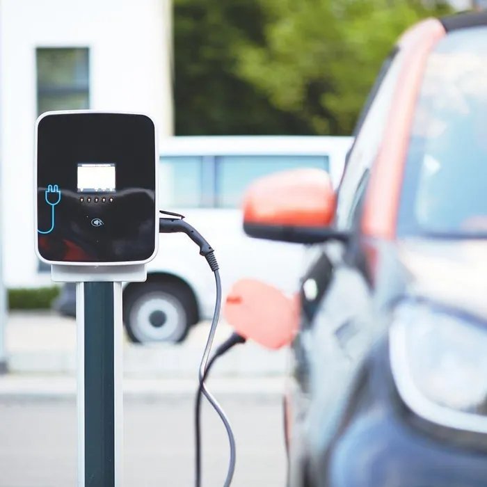 Deux hommes seront jugés dans les Bouches-du-Rhône pour le vol de 52 câbles d’alimentation pour voitures électriques  (Ouest-France)