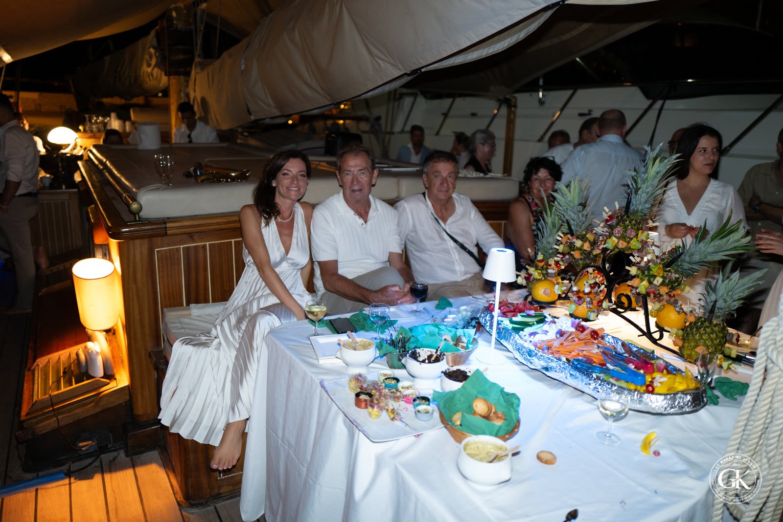 Convives autour du buffet sur le pont de l'O'Remington