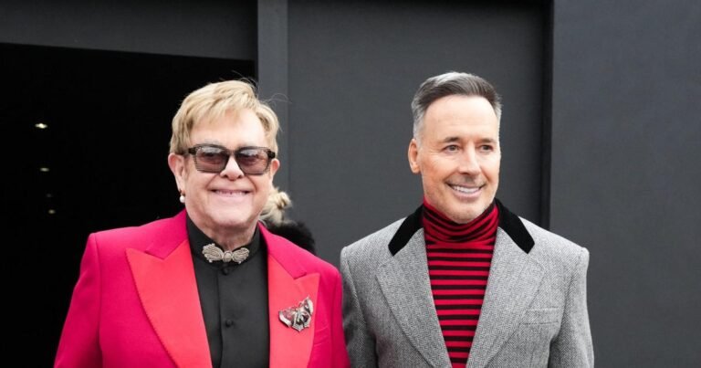 Elton John en vacances sur la Côte d’Azur avec son mari David Furnish : ils retrouvent leur restaurant festif préféré au large de Cannes