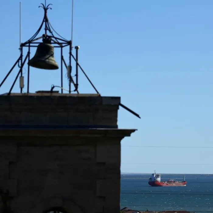 Hausse du prix du carburant : des dizaines de pêcheurs bloquent un dépôt pétrolier à Fos-sur-Mer ce mardi  (Ouest-France)