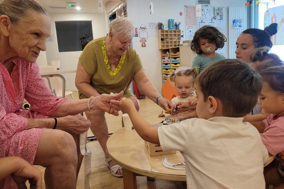 « Ils sont plus détendus, plus attentifs » : à Cannes, comment ces rencontres avec des enfants agissent sur des résidents d’Ehpad