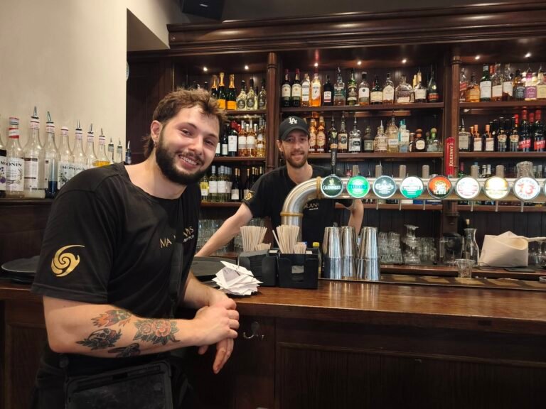Irish pub : à Cannes, comment Ma Nolan’s accueille touristes et congressistes autour de Guinness, burgers et cocktails