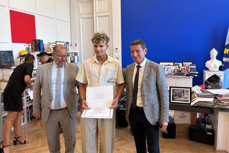 « La bourse va me permettre de payer plus facilement mon logement » : à Cannes, 38 bacheliers récompensés par la Ville pour leur mention très bien