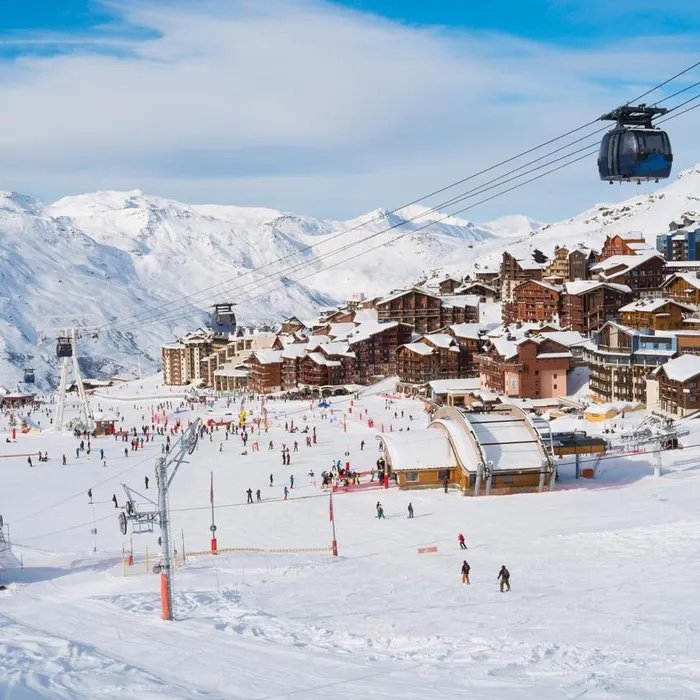 La France devient à nouveau la première destination mondiale de ski devant l’Autriche et les États-Unis  (Ouest-France)