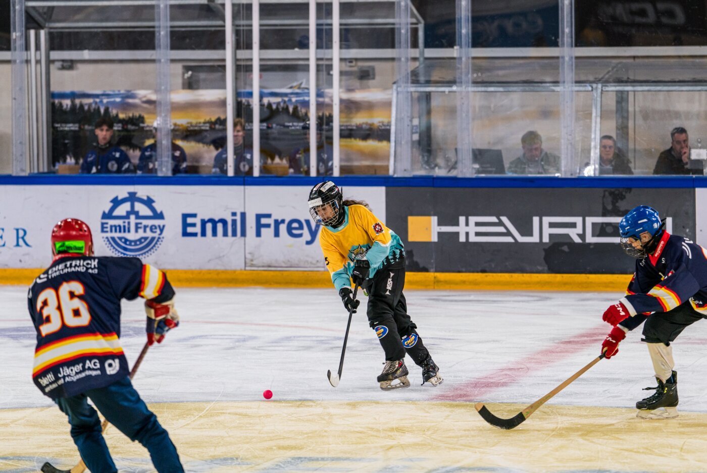 Les cannes et les buts étaient différents ce week-end dans la patinoire de Porrentruy