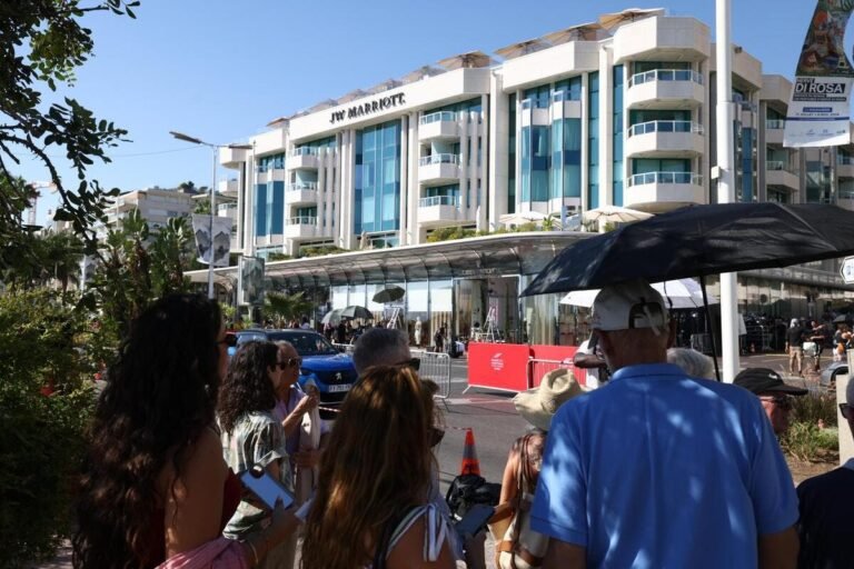 « Même si on aperçoit simplement un acteur… » : à Cannes, les curieux à l’affût sur le tournage de la saison 4 de la série The White Lotus