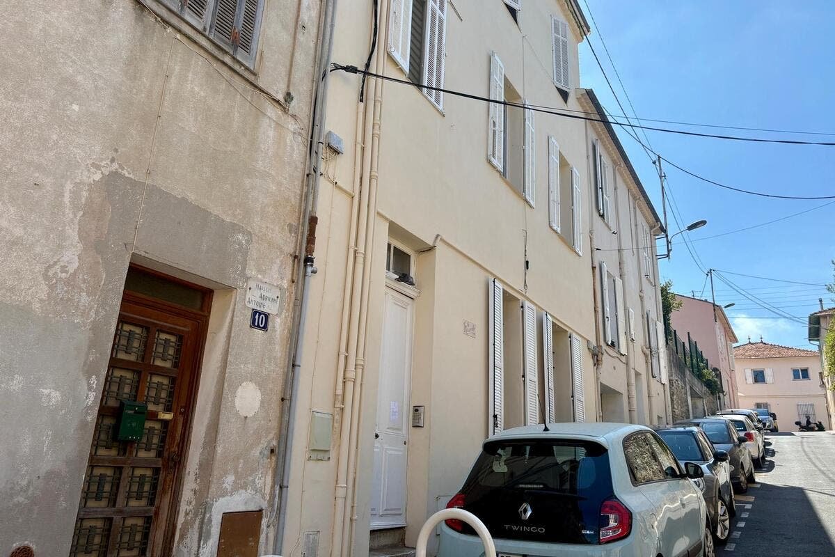 « Notre voisin est mort, c’est très choquant ! » : poignardé par son colocataire à Cannes le mardi 18 août, la victime n’a pas survécu à ses blessures