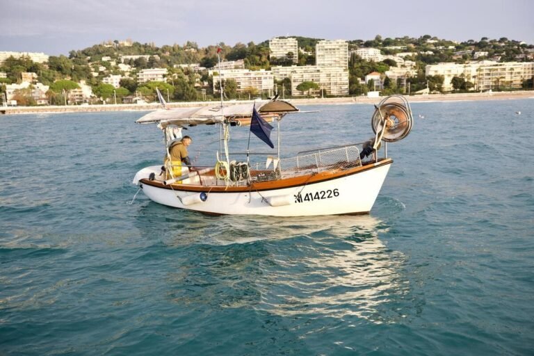 « Nous voulons des réponses concrètes » : les pêcheurs bloquent les entrées et sorties du Vieux-Port de Cannes
