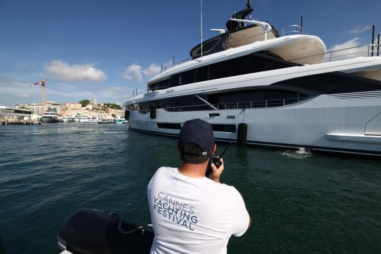« On réfléchit au pire des scénarios, et on amarre le bateau en conséquence » : les équipes du Cannes Yachting festival sur le pont pour la préparation du salon qui va réunir plus de 700 bateaux