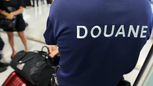 Plus de 11 000 paquets de cigarettes saisis dans des bagages à l’aéroport de Marseille, deux passagers condamnés  (Ouest-France)