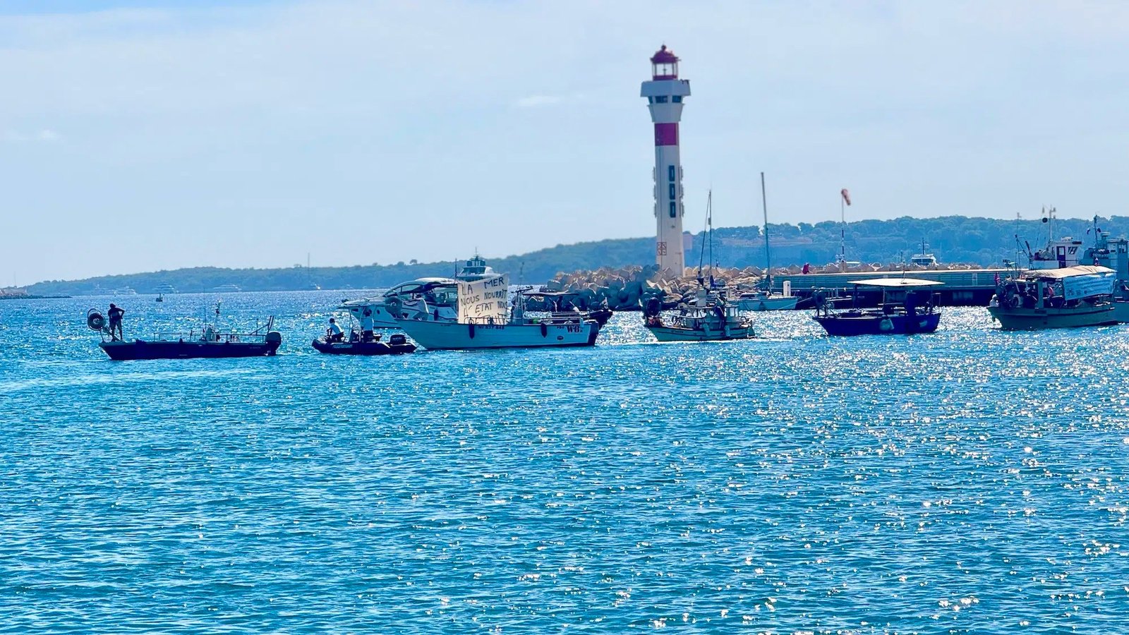 Prix des carburants, excès de normes… Pourquoi les pêcheurs professionnels de Cannes ont bloqué le Vieux-Port ce lundi