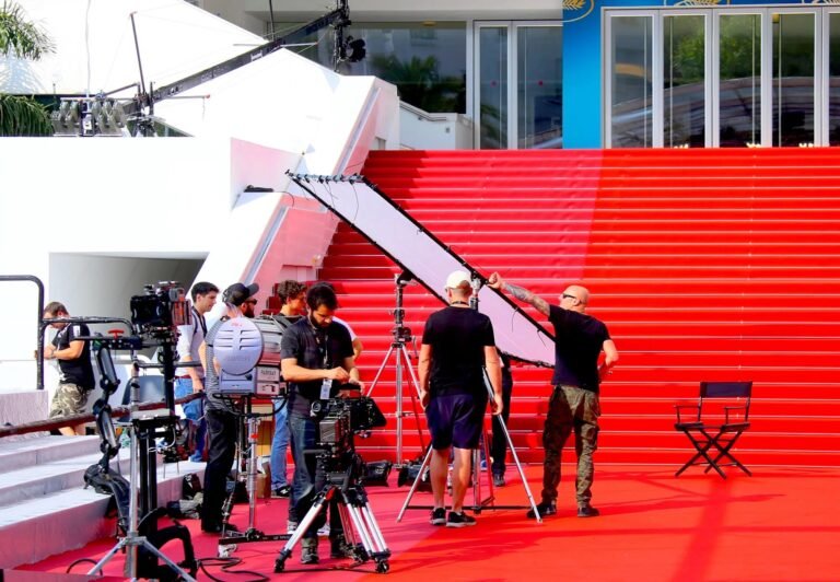 « The White Lotus », « Emily in Paris »… À Cannes, ces séries à succès actuellement en tournage dans les rues de la ville