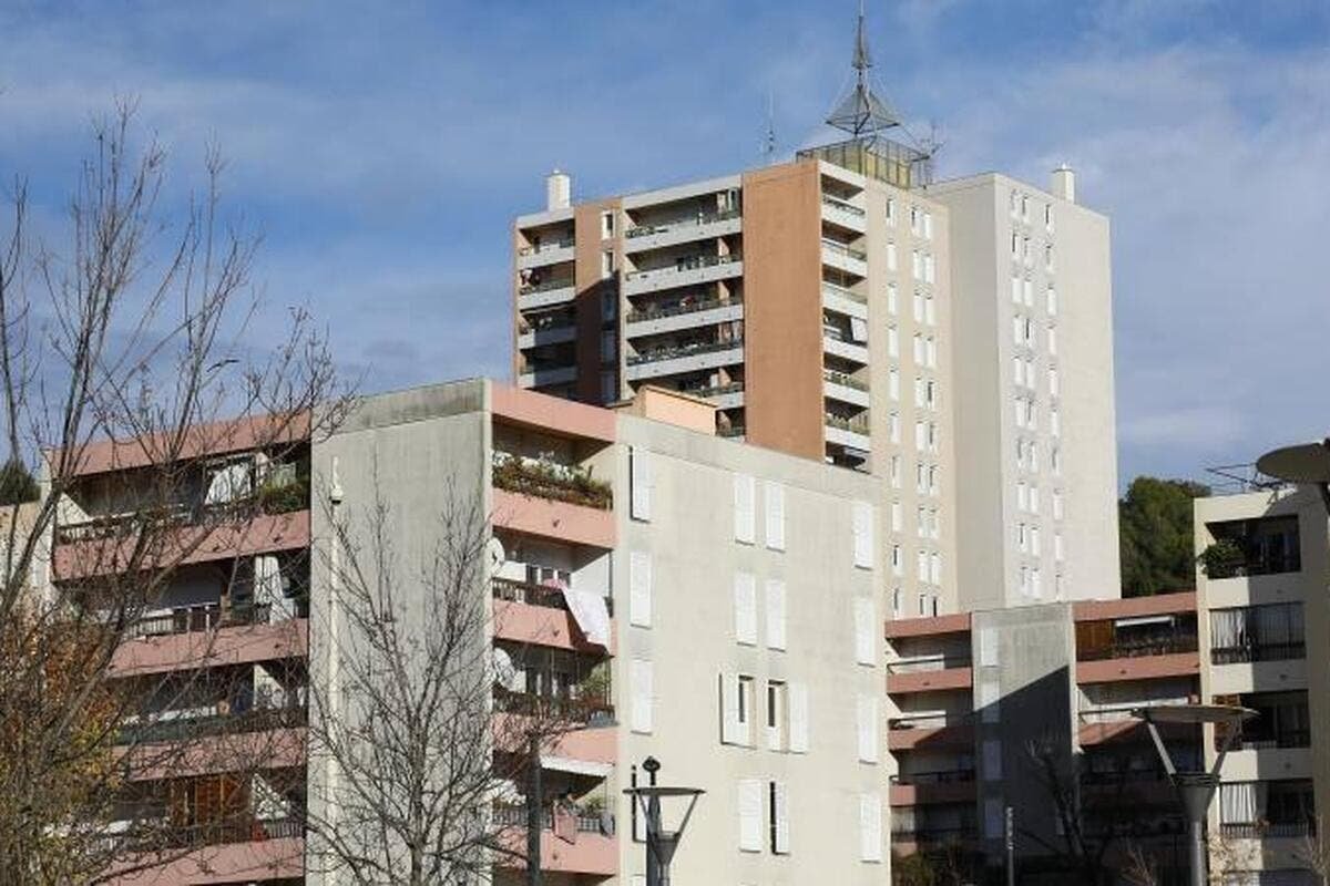 Un incendie se déclenche dans une cuisine à Cannes : 25 sapeurs pompiers sur place et une quinzaine d’habitants évacués