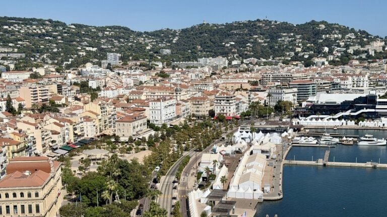 Une quinzaine de pêcheurs bloquent les entrées et sorties du Vieux-Port de Cannes