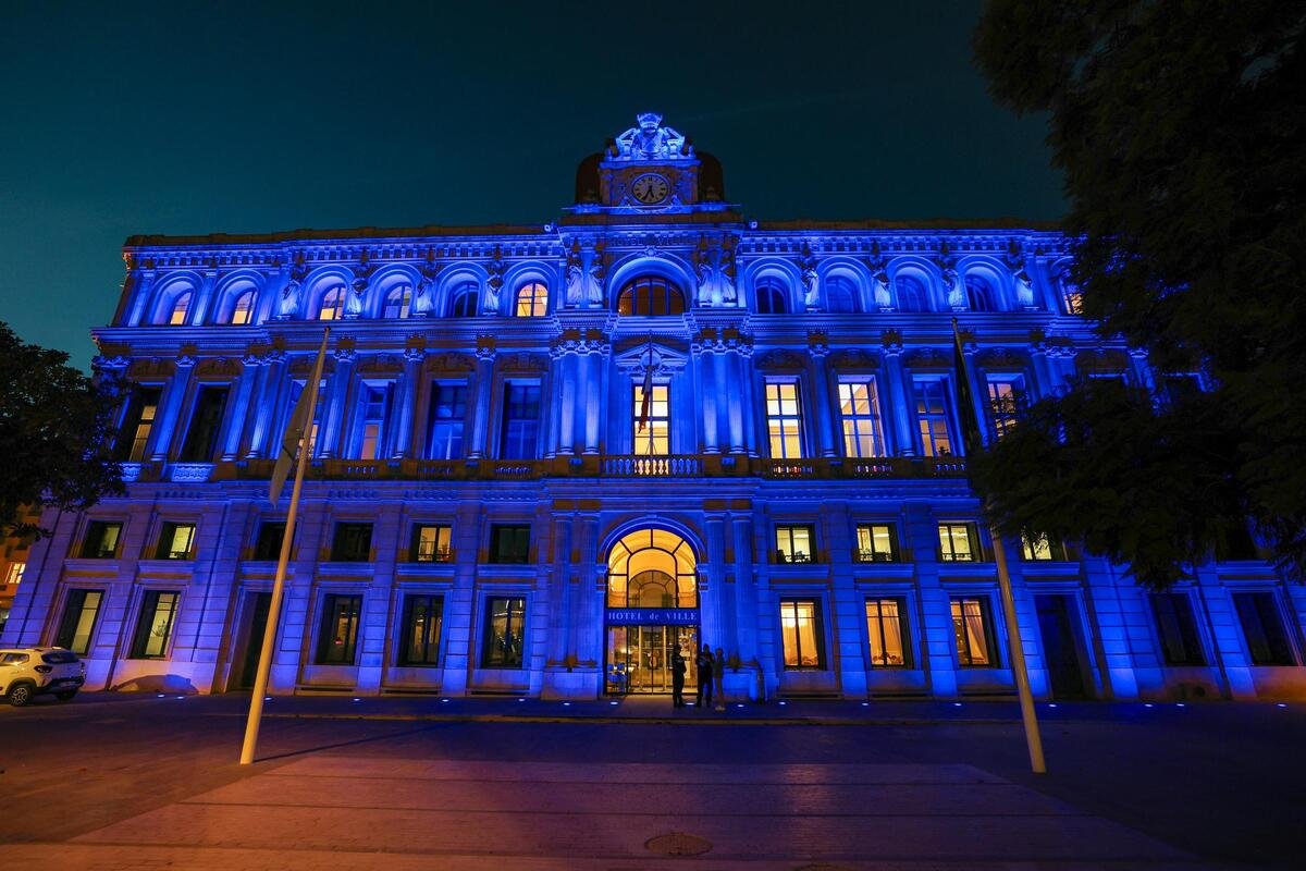 À Cannes, ces deux monuments emblématiques passent au bleu pour sensibiliser au cancer masculin