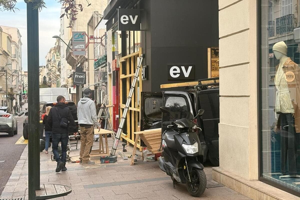 À Cannes, des commerces barricadés sur la Croisette et rue d’Antibes ce samedi matin, par crainte de débordements