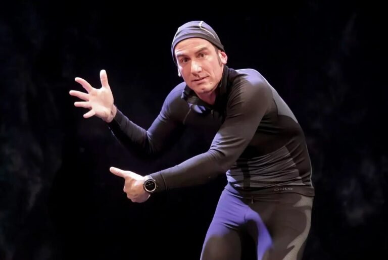 À Mandelieu, l’humoriste Yohann Métay va monter sur scène pour la bonne cause avec son show hilarant sur la course extrême