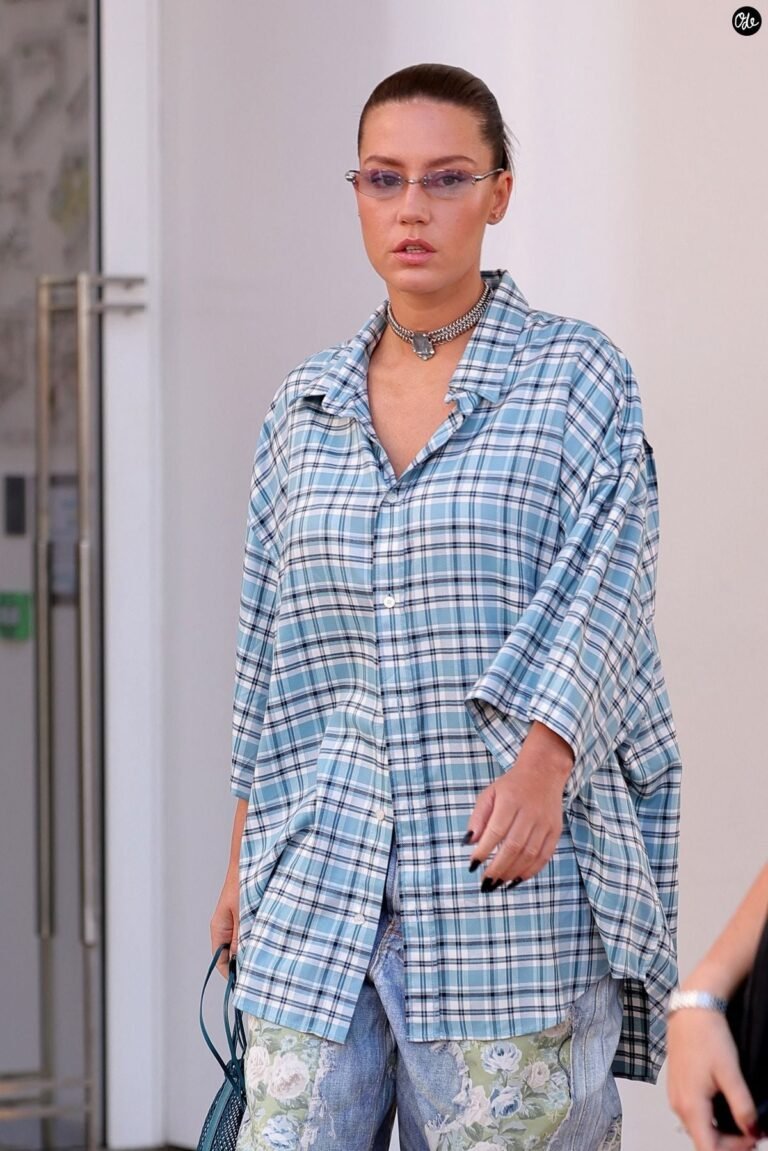 Adèle Exarchopoulos à la sortie de l&rsquo;hôtel Martinez lors du 79e Festival de Cannes, à Cannes, en mai 2026. © Backgrid UK/ Bestimage
