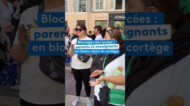 Blocages des lycées : parents et enseignants  en blanc dans le cortège