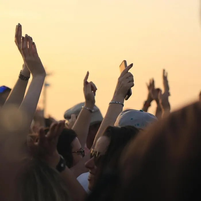 Blocus des lycées : un maire annule un concert de rap pour rembourser les dégradations dans sa ville  (Ouest-France)