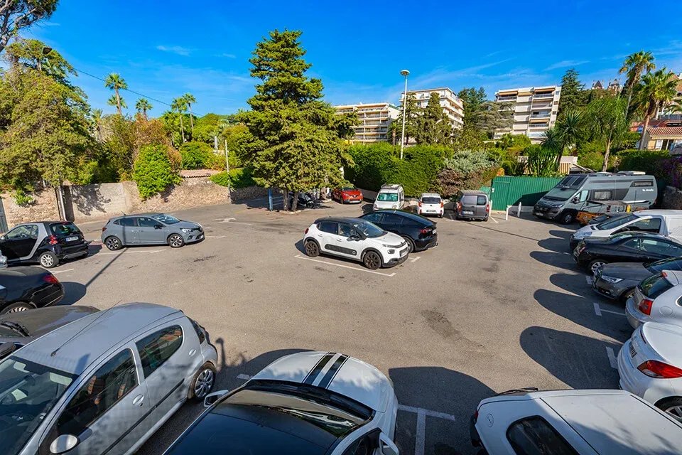 Cannes : un parking porte désormais le nom de Thomas Woolfield