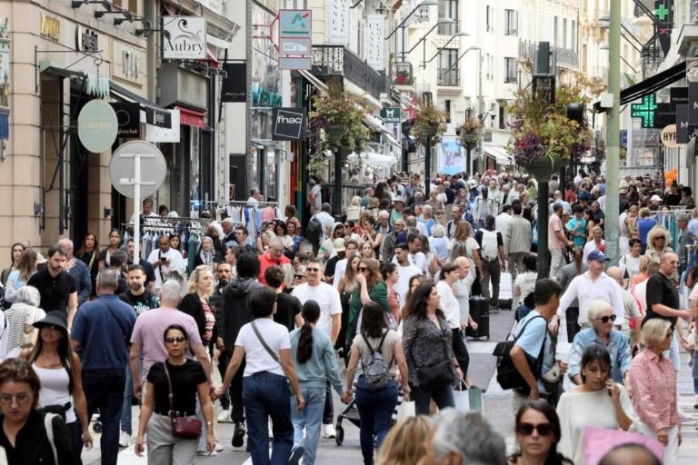 « C’est plutôt un cadeau pour nos clients, c’est pour jouer le jeu » : la grande braderie à ciel ouvert se poursuit ce dimanche à Cannes avec des promotions à -50 % et plus à saisir