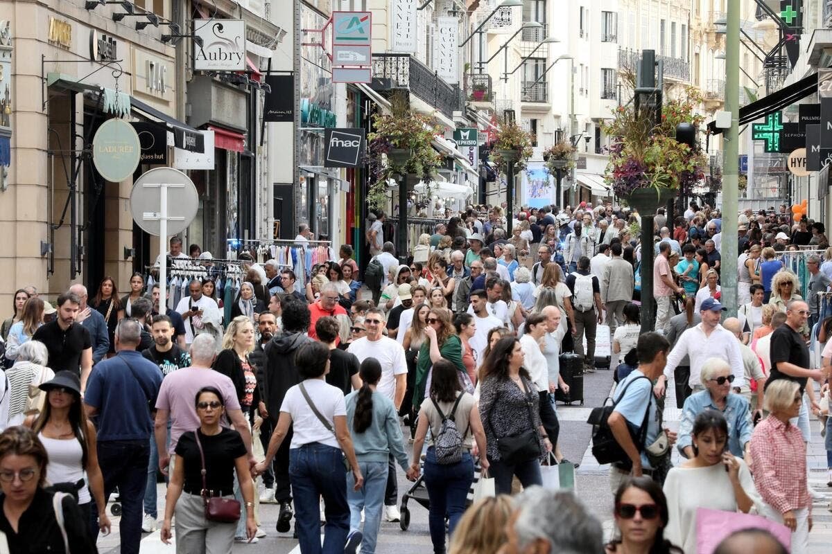 « C’est plutôt un cadeau pour nos clients, c’est pour jouer le jeu » : la grande braderie à ciel ouvert se poursuit ce dimanche à Cannes avec des promotions à -50 % et plus à saisir