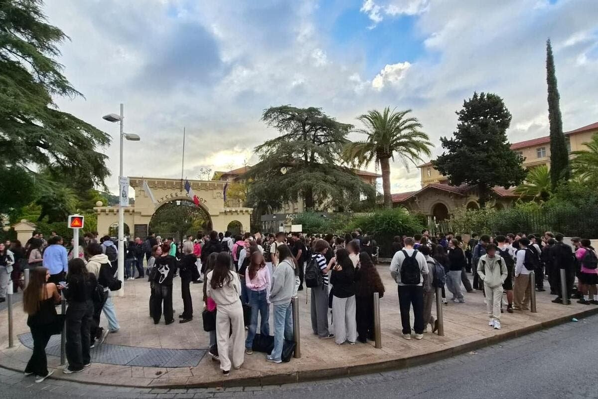 « Cette manifestation est uniquement pacifique » : 200 élèves mobilisés devant le lycée Carnot à Cannes, ce vendredi matin