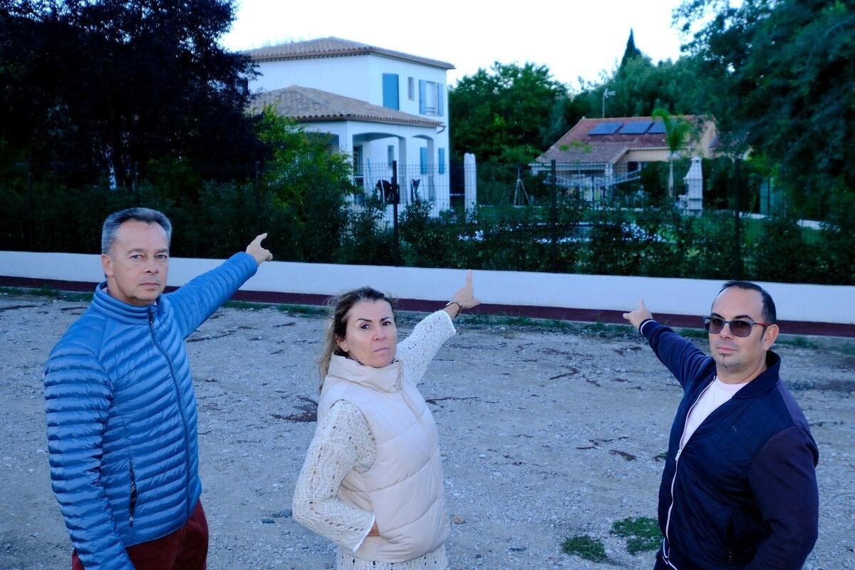 « Elle est plus proche de notre maison que de la sienne » : près de Cannes, ces habitants sont vent debout contre l’implantation d’une antenne-relais 5G de 23 mètres sur le terrain d’un de leur voisin