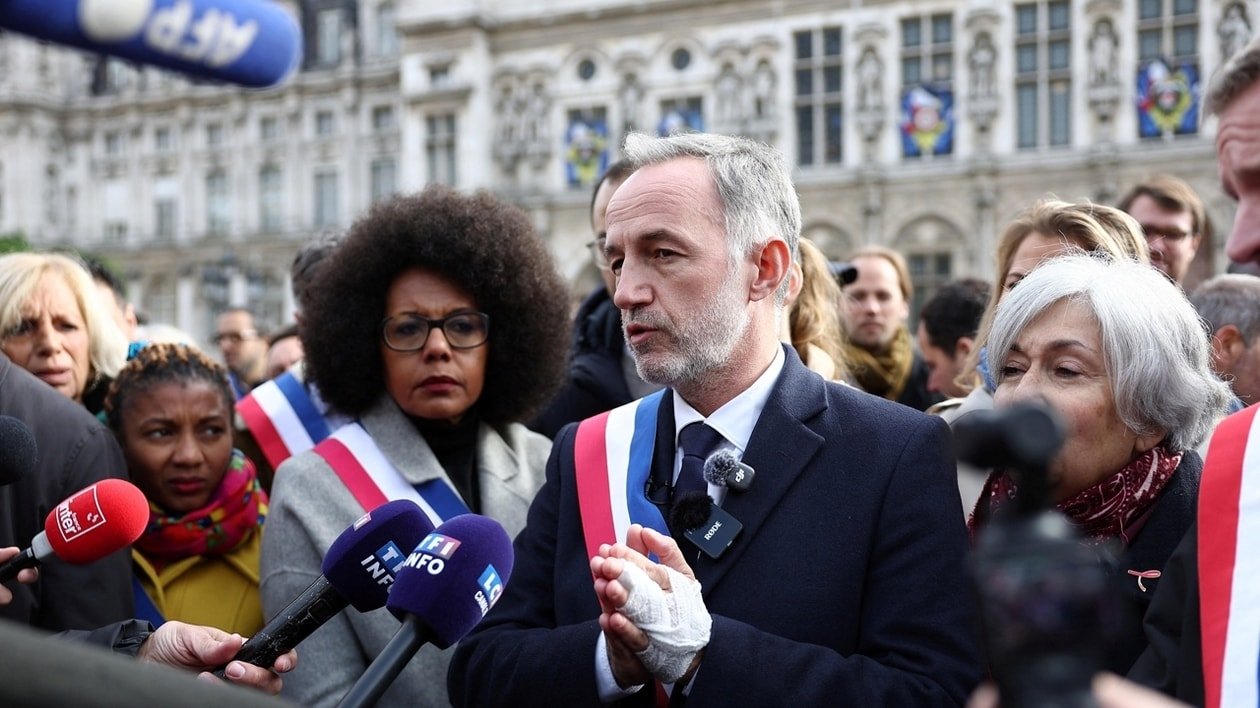 EN IMAGES. Violences du 17 octobre : Paris, Cannes, Brest… Plusieurs rassemblements organisés devant les mairi