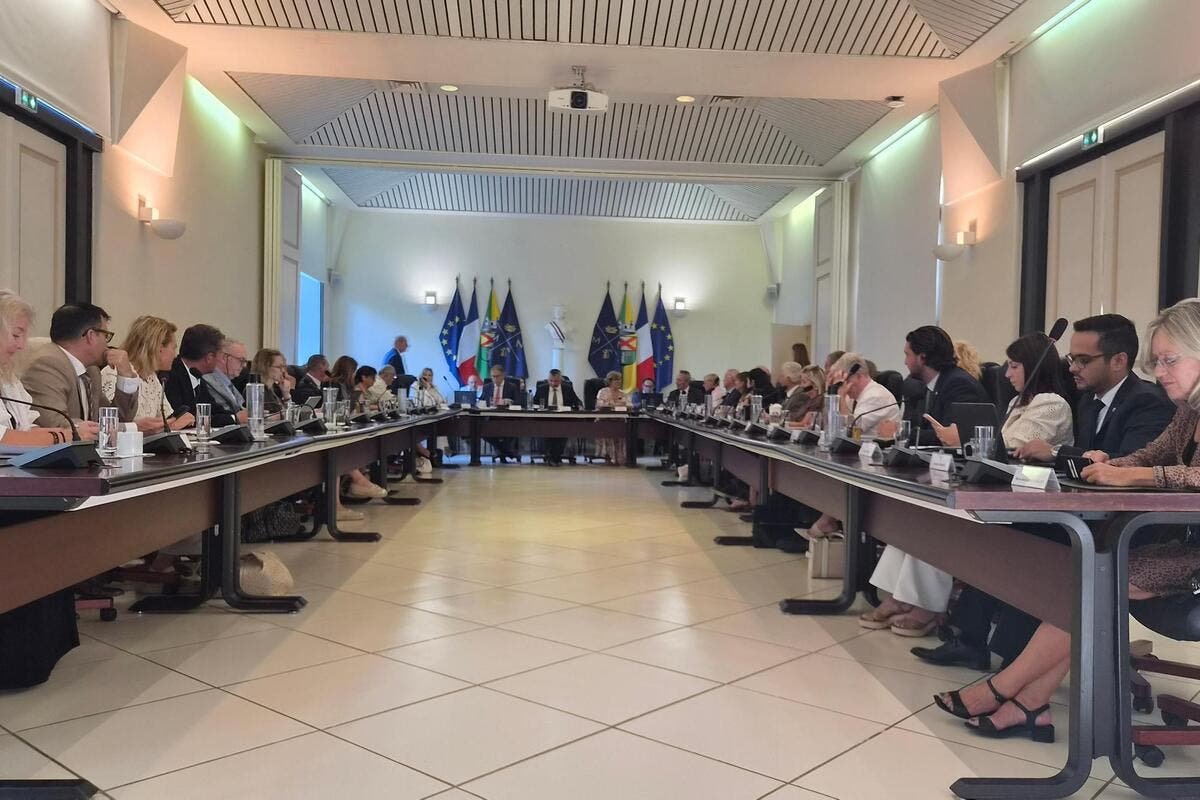 Enfouissement des réseaux, subventions aux associations, renouvellement du classement en station de tourisme et restauration scolaire : les décisions prises par le conseil municipal de cette commune près de Cannes