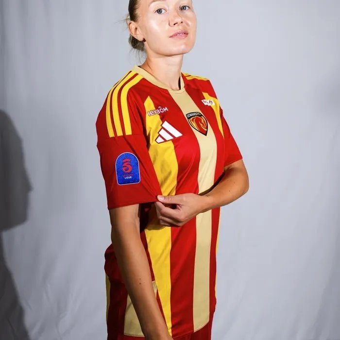 Foot féminin. Seconde Ligue. Pauline Dechilly, une joueuse discrète mais engagée  (Ouest-France)