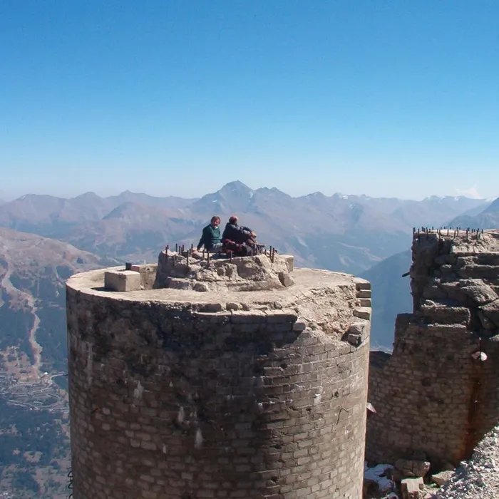 Fragilisée par le gel, cette forteresse des Alpes perchée à plus de 3 000 m d’altitude ferme ses portes aux visiteurs  (Ouest-France)