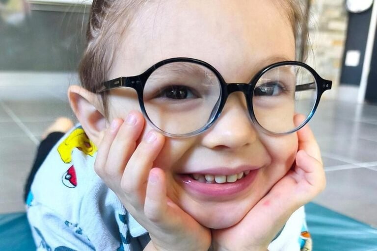« Il souffre mais ça ne le stoppe pas, il sourit tout le temps » : Ayden, Azuréen de 4 ans atteint de pathologies rares, a besoin de votre aide