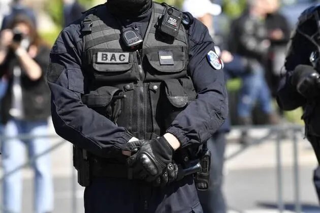 Ils braquent la bijouterie d’un magasin E.Leclerc dans les Alpes-Maritimes, deux des trois suspects en fuite  (Ouest-France)