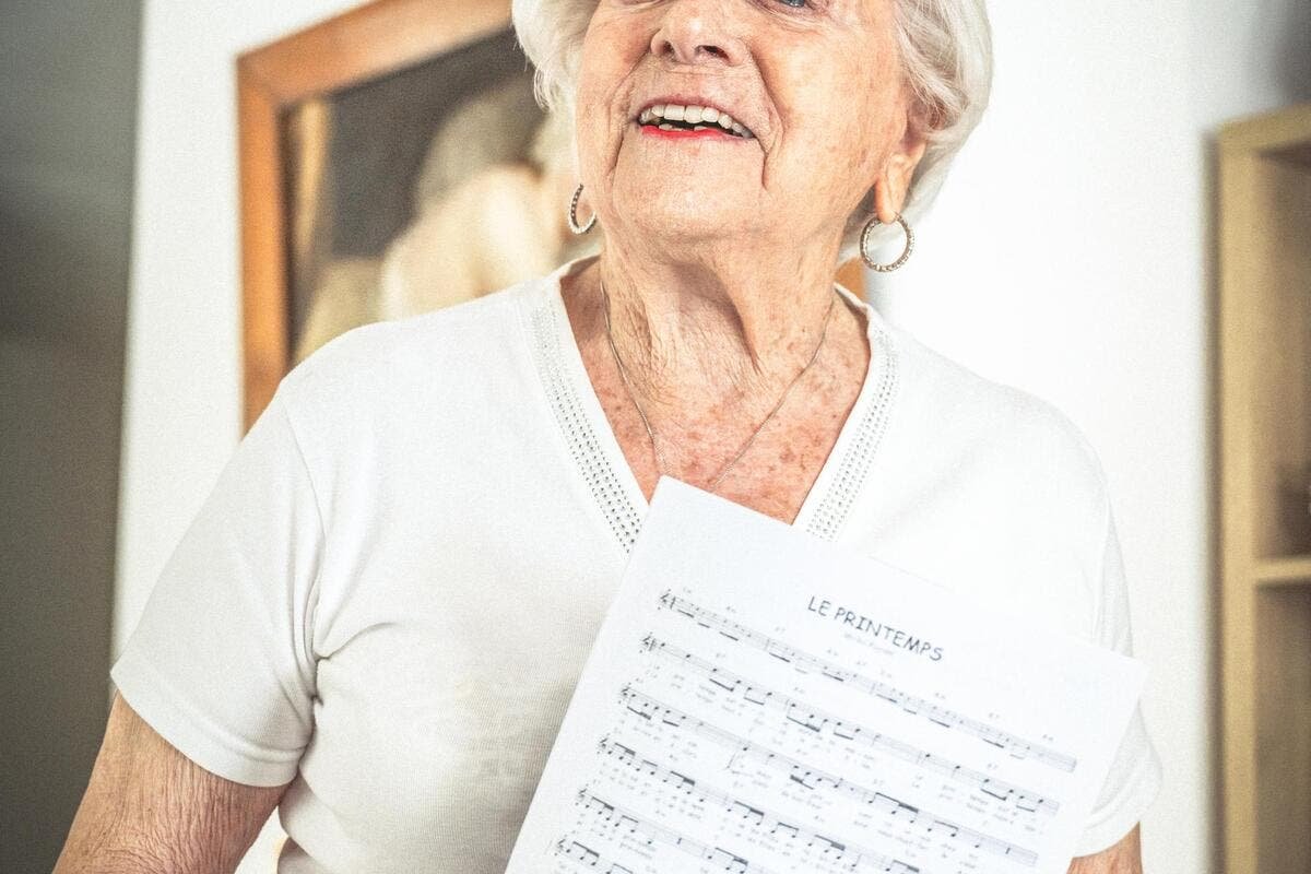 « Ils ne se rendent pas toujours compte à quel point ils sont d’une grande richesse » : cette commune proche de Cannes a décidé d’exposer ses seniors en plein cœur de ville