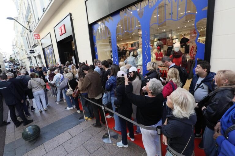 « Je suis allé à Tokyo dans leur plus grand magasin qui fait douze étages » : la foule au rendez-vous pour l’ouverture de la boutique Uniqlo à Cannes