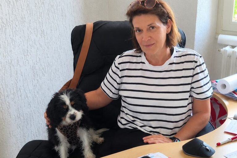 « Je suis plus sereine de le savoir avec moi » : à Mougins, les employés de mairie peuvent désormais venir au travail accompagnés de leur chien