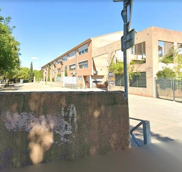 Le principal d’un collège d’Aubagne et une enseignante blessés au fusil de chasse, un adolescent de 14 ans arrêté  (Ouest-France)