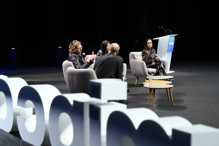 « Le secteur est en pleine croissance » : À Cannes, les studios de vertical dramas croient en leur bonne étoile