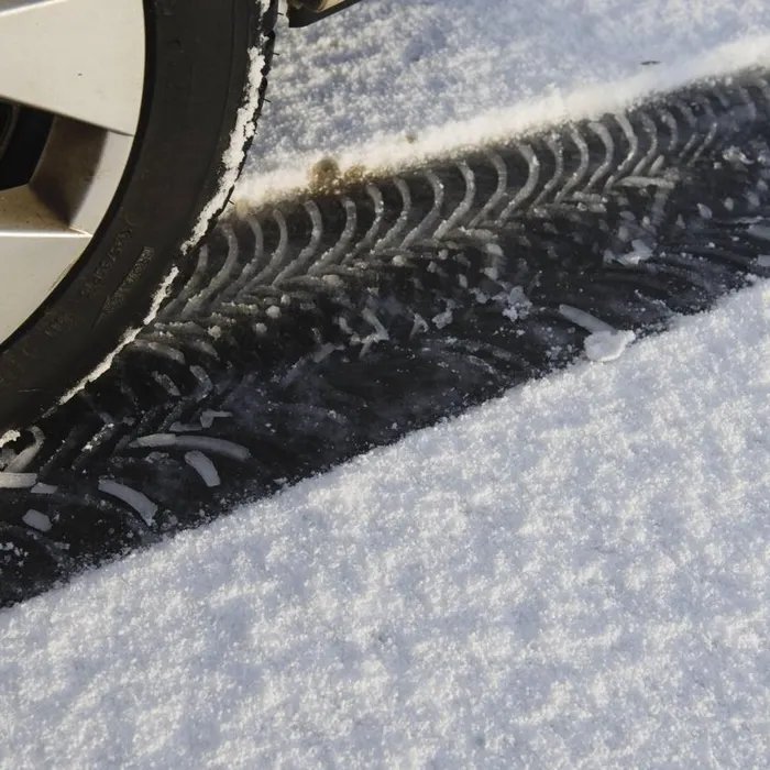Les pneus hiver seront bientôt obligatoires dans de nombreuses communes en France : voici les départements concernés  (Ouest-France)