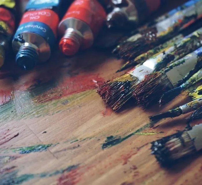 « Même couleur, même graphisme… » : la ville de Hyères met un terme à une exposition après des soupçons de plagiat  (Ouest-France)