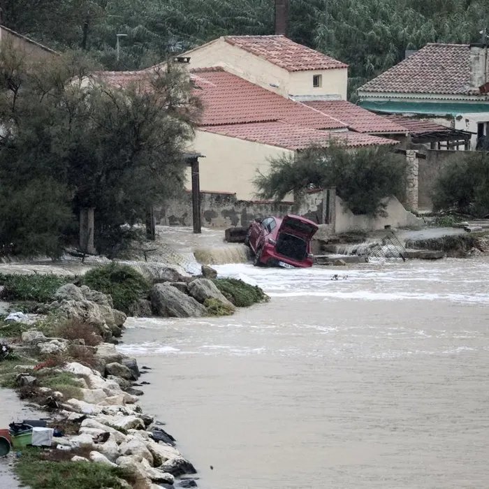 Météo France place le Var et les Alpes-Maritimes en vigilance orange pluies et inondations, le Gard est en alerte crue  (Ouest-France)