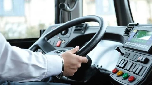Mobilisation lycéenne : un jeune de 15 ans mis en examen à Marseille après des tirs de mortier et l’incendie d’un bus  (Ouest-France)