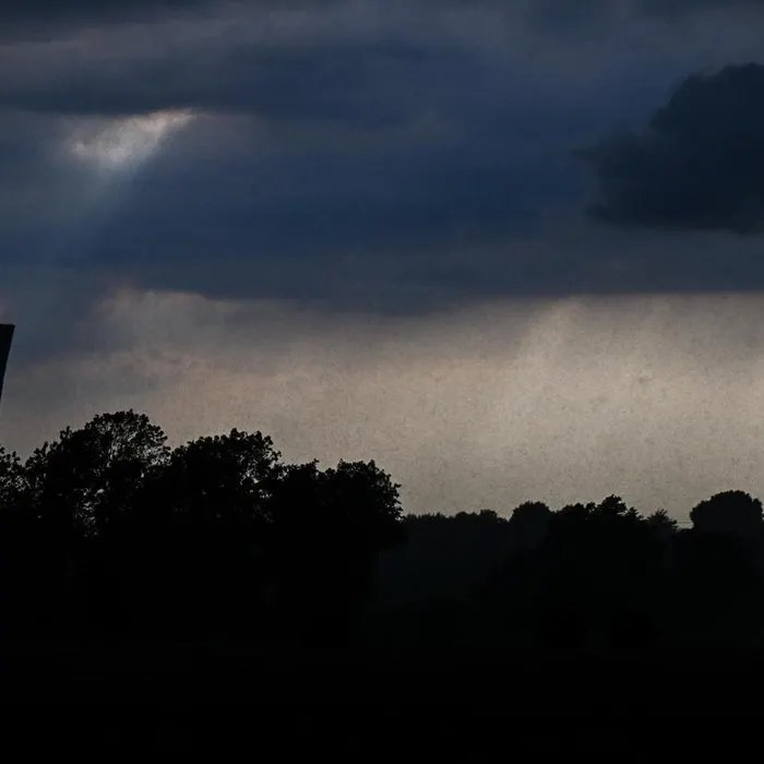 Pluies et inondations : huit départements placés en vigilance orange pour la journée de mardi  (Ouest-France)