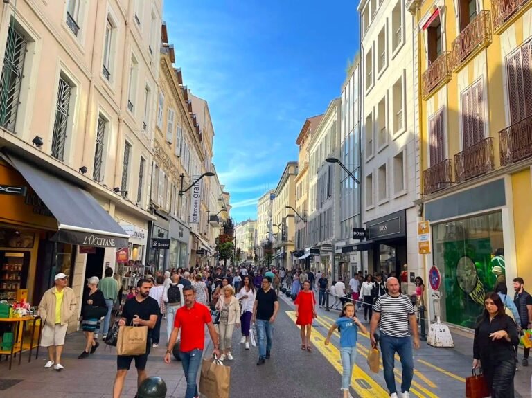 Plus de 160 enseignes, rue d&rsquo;Antibes piétonnisée… À Cannes, la braderie des commerçants de retour ce week-end avec des nouveautés