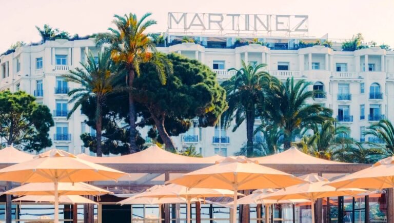 Pour le tournage de « The White Lotus » à Cannes, l&rsquo;hôtel Martinez s&rsquo;habille aux couleurs de la série américaine