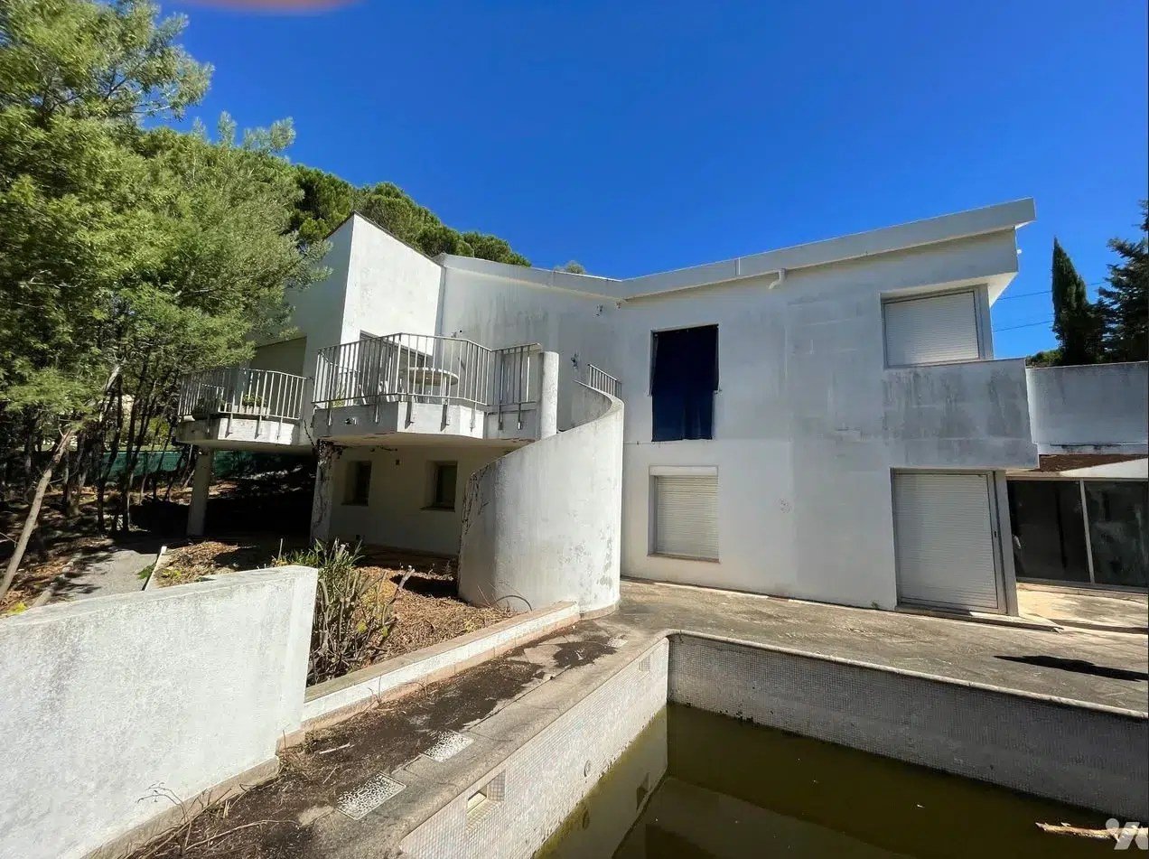 Près de Cannes, l&rsquo;État met aux enchères une villa abandonnée avec une mise à prix à 1,45 million d&rsquo;euros
