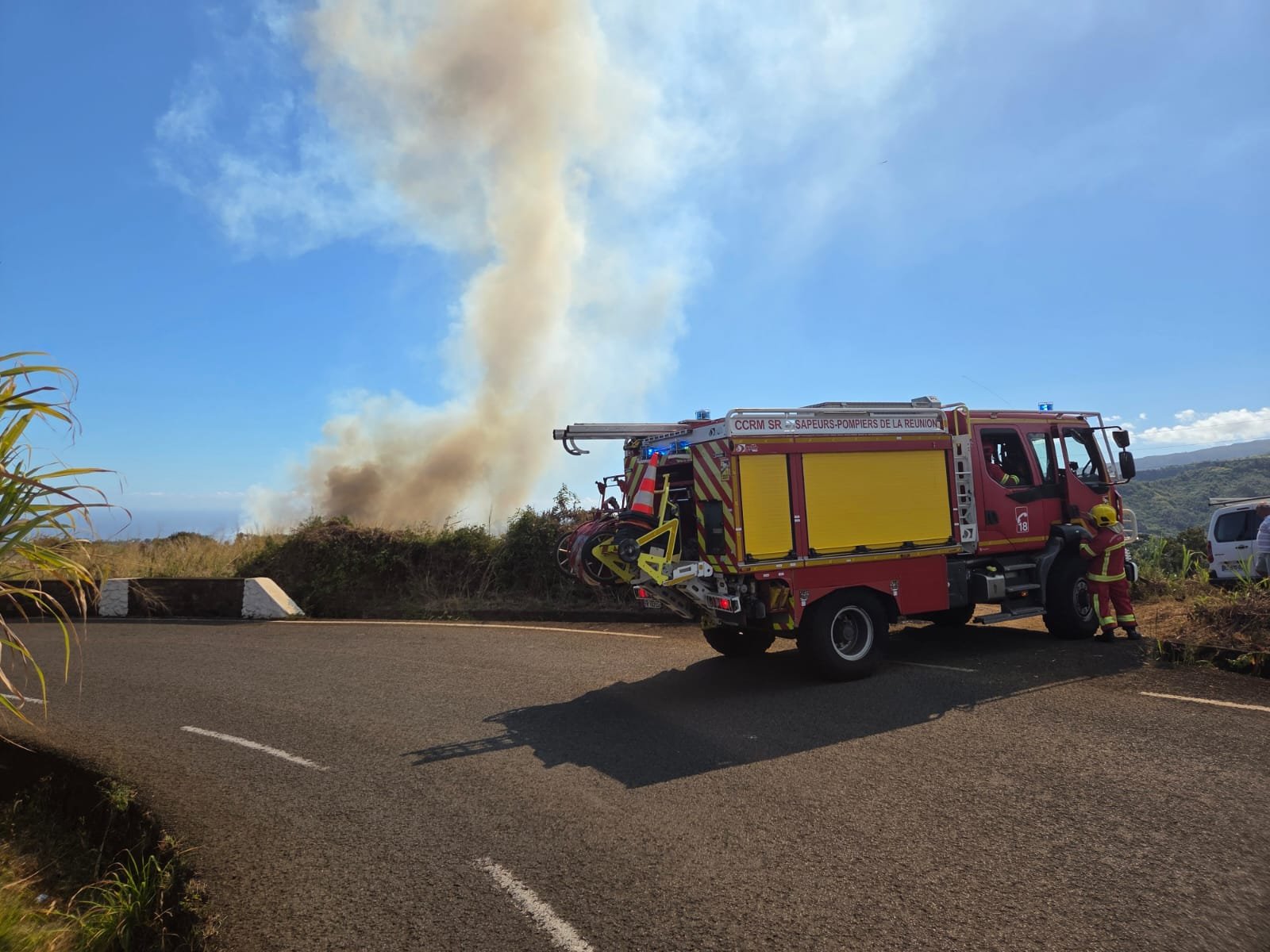 Saint-Pierre : le Dash 8 mobilisé sur un feu de cannes